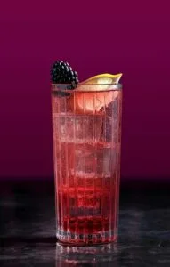 8 cócteles con Johnnie Walker para celebrar el Día Internacional del Whisky Escocés 4 coctel Black Ruby Collins