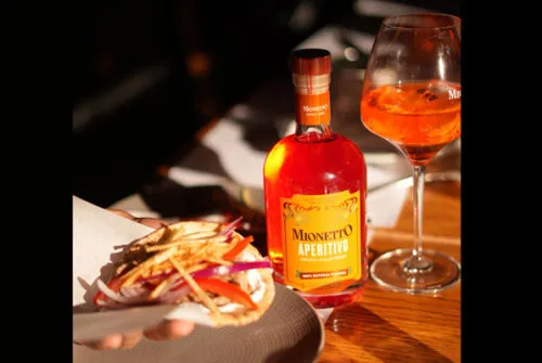 Mionetto Prosecco llega a Mythos Estiatorio: la alianza mediterránea que CDMX necesitaba