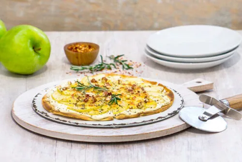 Pizzeta de manzana con quesos: el snack perfecto para el fin de semana
