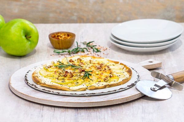 Pizzeta de manzana con quesos: el snack perfecto para el fin de semana