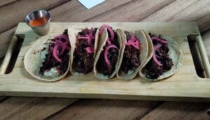tacos de cachete de res en Zuzu