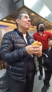 Yordi Rosado en Fatburger