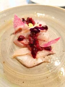 Kampachi de pescado con cerezas