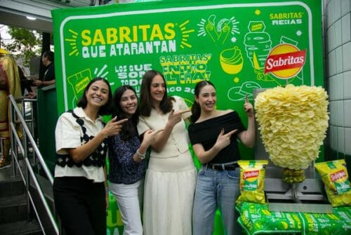 Sabritas instala creativo trompo de papas en sucursal de Tacos Atarantados