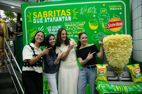 Sabritas instala creativo trompo de papas en sucursal de Tacos Atarantados