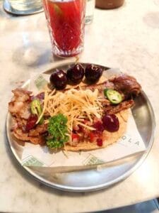 Taco de bistec con cerezas