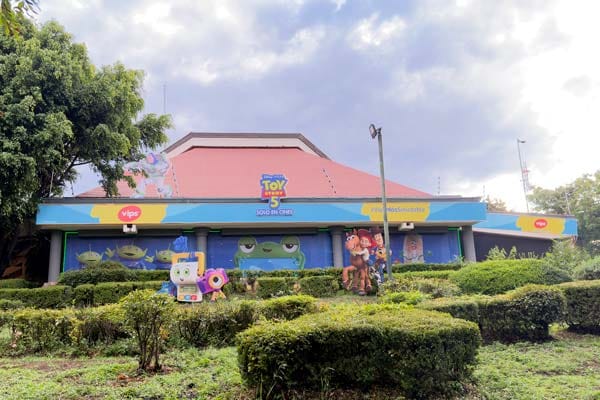 Una experiencia fenomenal inspirada en Toy Story 5 te espera en Vips 2 tienda tematizada Vips