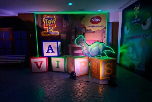 Una experiencia fenomenal inspirada en Toy Story 5 te espera en Vips