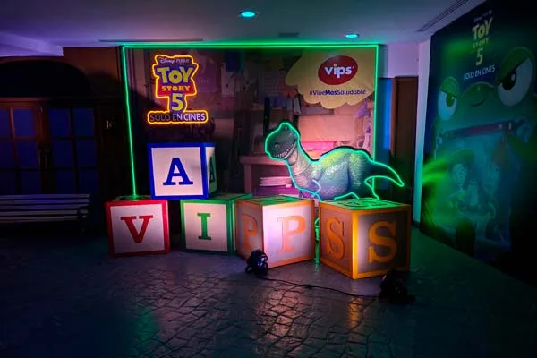 Una experiencia fenomenal inspirada en Toy Story 5 te espera en Vips