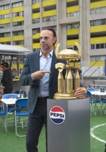 Zague con trofeo La Telera de Oro
