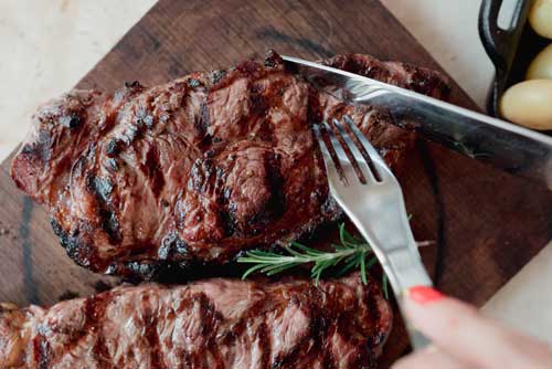 Los hornos y parrillas VSVIO llegan a Abastur 2026 de la mano del chef Roberto Alcocer para crear platillos de otra dimensión 2 Carnes a la parrilla con hornos VSVIO