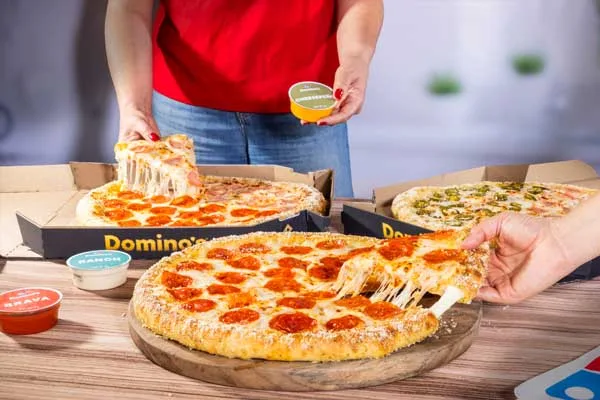 Domino’s lanza Sartén Orilla Suprema, una pizza que combina dos de sus masas premium