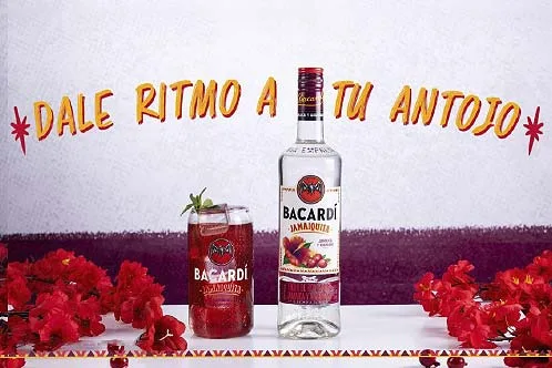 BACARDÍ Jamaiquita llega a México: jamaica, arándano y espíritu de agua fresca