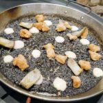 Festival de Arroces 2026 de Grupo Castellano: ocho formas de celebrar el arroz español 7 Arroz Negro con Alcachofas