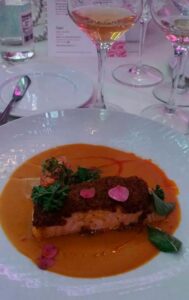 Dinner in Pink 2026: una cena con causa que conjuga sabor y solidaridad en el Mes Rosa 4 filete de salmón al mezquite en costra de longaniza